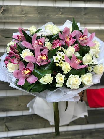 Букет цветов из: Розы и Хризантемы в Тайцы