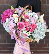 Цветочная композиция из Розы, Хризантемы, Пионы и Лизиантусы в корзине в Тайцы